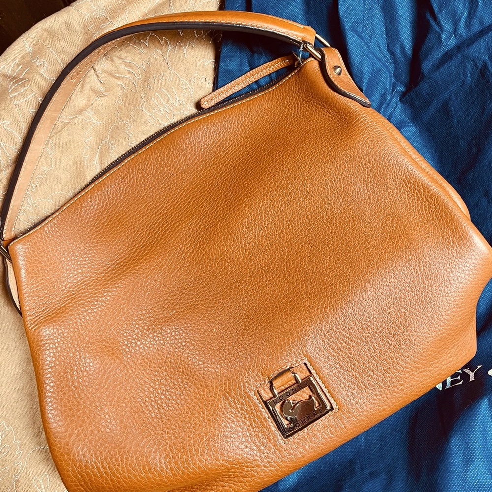 GUC Dooney and Bourke classic style shoulder bag.